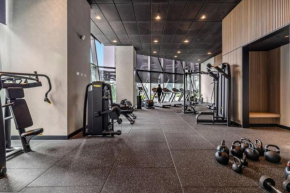 New Stylish Westside Place, Heated Pool, Gym, Sauna, Steam